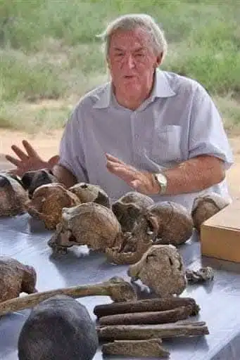 Dr.-richard-leakey-poses-with-fossils