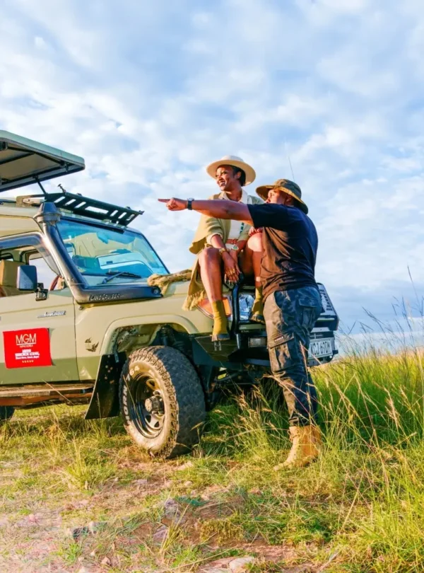 Wildlife briefing beside a safari vehicle near Muthu Keekorok during a 6-Day Kenya Safari.